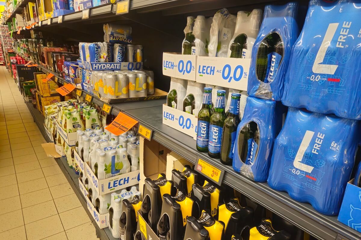 Rząd podnosi akcyzę na alkohol i kończy z niższym VAT-em na piwa 0% oraz energetyki. Wyższe ceny od nowego roku