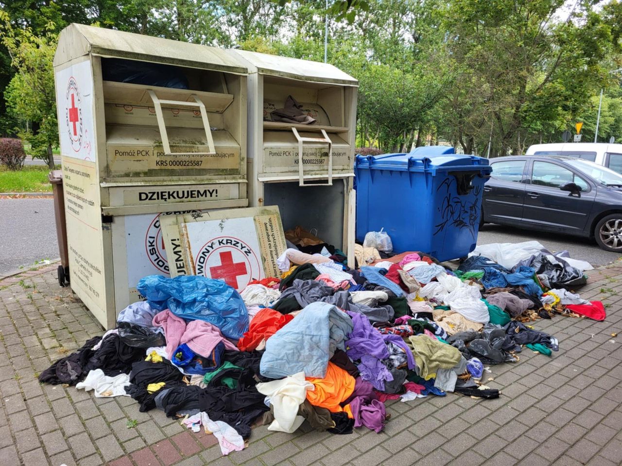 Słupsk: Znikną kontenery na używaną odzież. Powodem zmiany przepisów