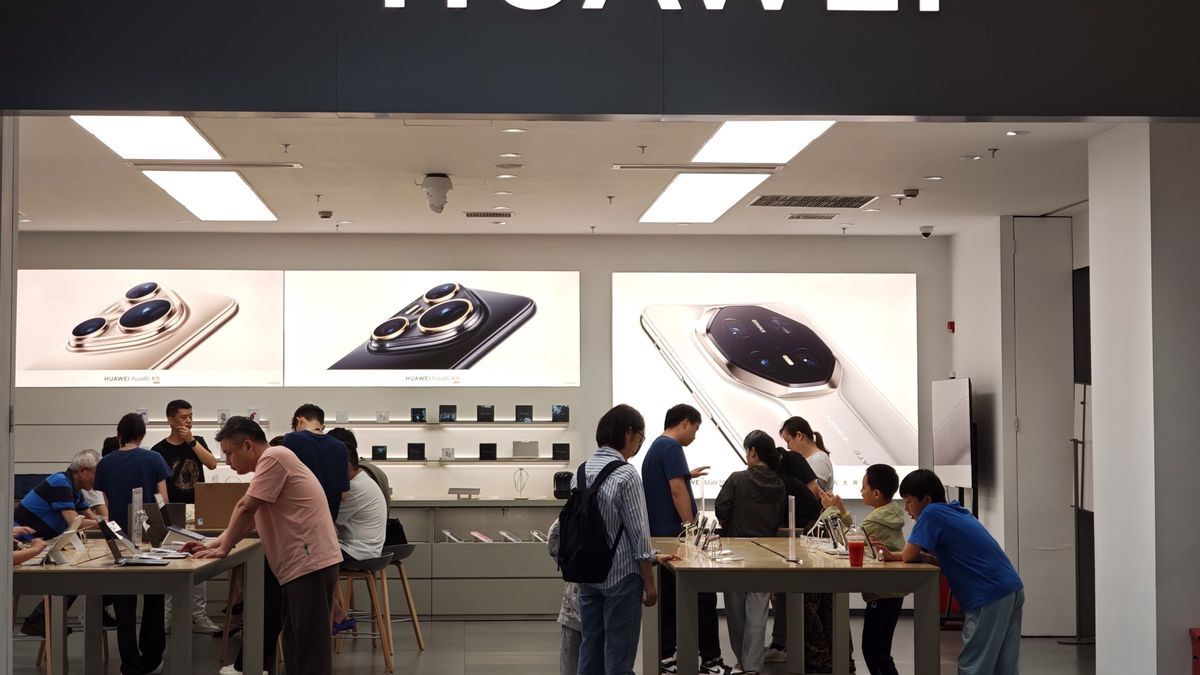 SHANGHAI, CHINA - JUNE 15, 2025 - Customers purchase the new imaging flagship Pura 80 mobile phone in a Huawei store in Shanghai, China on June 15, 2025. (Photo credit should read CFOTO/Future Publishing via Getty Images)