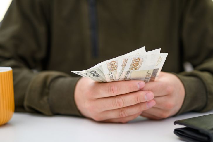 Płacą do 12 tys. zł. Nie wymagają wykształcenia. Praca od zaraz