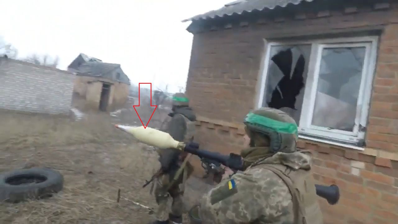 Ukraiński żołnierz z granatnikiem RPG-7 z zamontowanym bułgarskim granatem termobarycznym RTB-7MA.