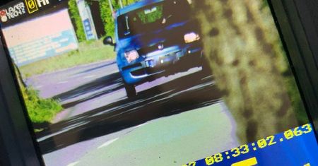 Policjant zamachał lizakiem. Kierowca wjechał w znak