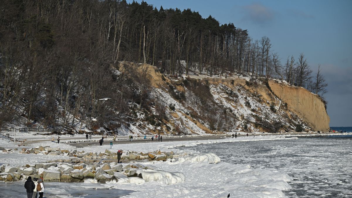 Gdynia, 03.02.2026. Zamarznięte morze w Gdyni Orłowie, 3 bm. Eksperci IMGW wskazują, że tegoroczne oblodzenie jest efektem długotrwałych niskich temperatur oraz stabilnych warunków ciśnieniowych sprzyjających formowaniu się kry w strefie przybrzeżnej. (aldg) PAP/Adam Warżawa***Do tego materiału zdjęciowego dostępna jest również depesza w systemie CSI, pt.: Mróz tak silny, że Bałtyk pokrył się lodem ? od średniowiecza zdarzyło się to już nieraz***