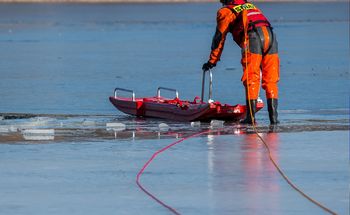 Pod autem załamał się lód. Dwóch mężczyzn wpadło do jeziora