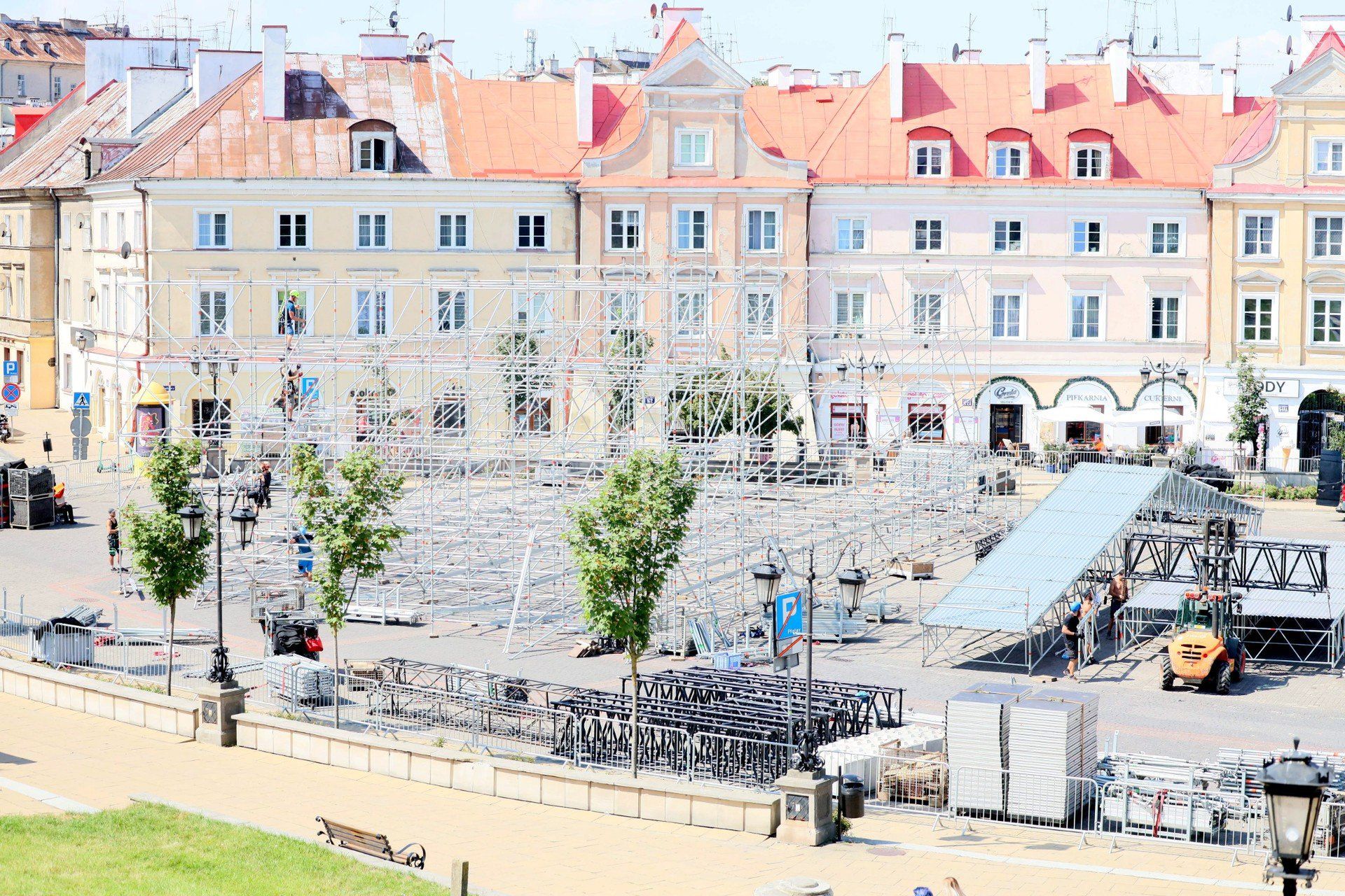 Na placu Zamkowym w Lublinie pojawiły się rusztowania.