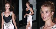 Rosie Huntington-Whiteley gra nogą i wydętymi ustami na imprezie Lexusa