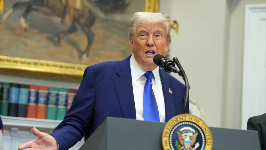 US President Trump signs an Executive Order lowering prescription drug costs
epa12094552 US President Donald J Trump takes questions after making remarks on the India-Pakistan cease-fire, the new US-China Trade Deal, the return of Eden Alexander from Hamas captivity and the high cost of prescription drugs before signing an executive order that he promises will lower the cost of those prescription drugs almost immediately, during a press conference in the Roosevelt Room of the White House in Washington, DC, USA, 12 May 2025.  EPA/CHRIS KLEPONIS/ POOL 
Dostawca: PAP/EPA.
CHRIS KLEPONIS/ POOL
government, politics, podium, mic, executive order