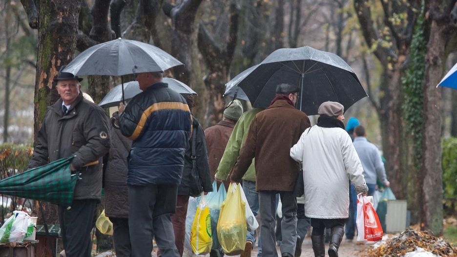 Deszcz na 1 listopada 2025? Takie są wstępne prognozy na Wszystkich Świętych.