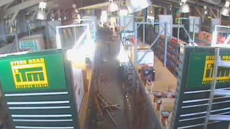 Sklep budowlany podczas trzęsienia ziemi [wideo] 1