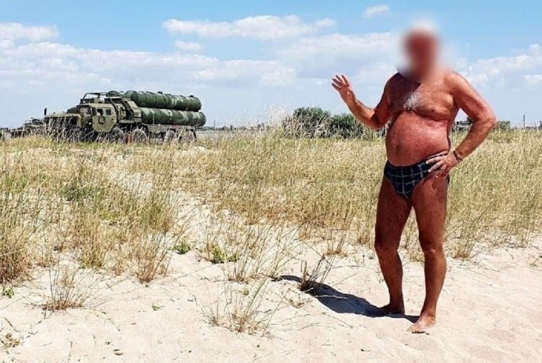 Zdjęcie Rosjanina na tle baterii przeciwlotniczych na Krymie,