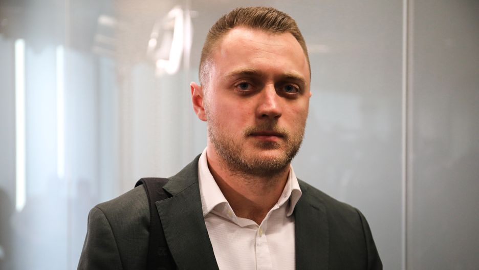 Warszawa, 26.02.2024. Współpracownik byłego wiceszefa MSZ Piotra Wawrzyka, Edgar Kobos po przesłuchaniu przez sejmową komisję śledczą do zbadania legalności, prawidłowości oraz celowości działań, a także występowania nadużyć, zaniedbań i zaniechań w zakresie legalizacji pobytu cudzoziemców na terytorium Rzeczypospolitej Polskiej w okresie od dnia 12 listopada 2019 r. do dnia 20 listopada 2023 r., 26 bm. w Sejmie w Warszawie. Wawrzyk jest pierwszym świadkiem przesłuchiwanym przed komisją. (aldg) PAP/Albert Zawada