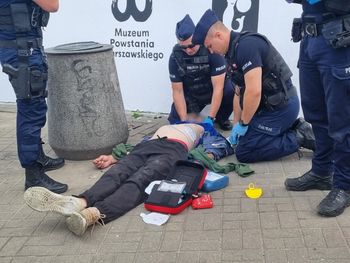 Warszawa: Mężczyzna upadł z wysokości przy stacji metra. Konieczna była reanimacja