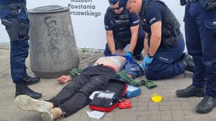 Warszawa: Mężczyzna upadł z wysokości przy stacji metra. Konieczna była reanimacja