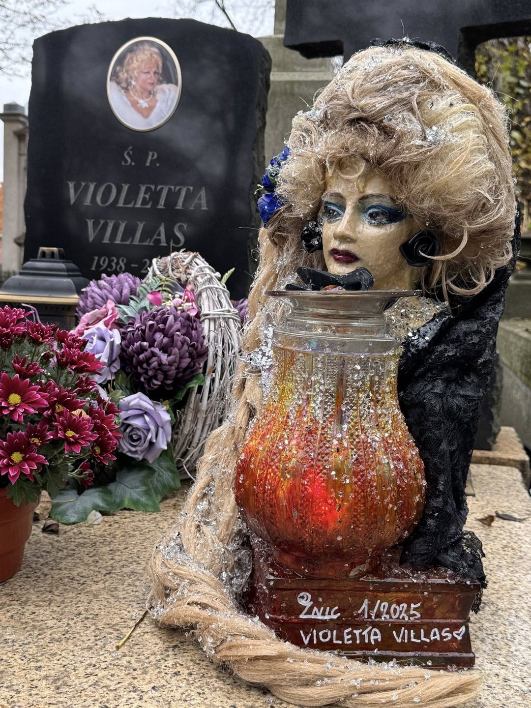 Nietypowa ozdoba na grobie Violetty Villas 