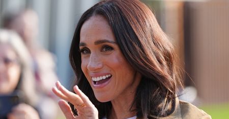 Meghan Markle "przyłapana" w trakcie PIERWSZEGO WYJŚCIA w UK. Żona księcia popędziła do pubu z Ellen DeGeneres (WIDEO)