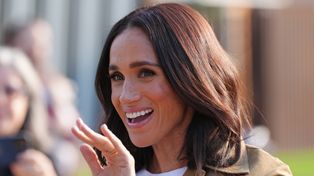 Meghan Markle "przyłapana" w trakcie PIERWSZEGO WYJŚCIA w UK. Z kim spotkała się w pubie? (WIDEO)