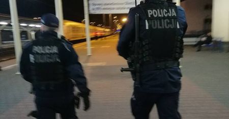 Limit osób na święta 2020. Czy muszę wpuścić do domu policję?