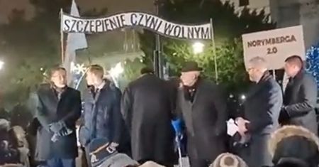 "Skandaliczny przejaw zepsucia". Zdjęcia sprzed Sejmu wywołały burzę