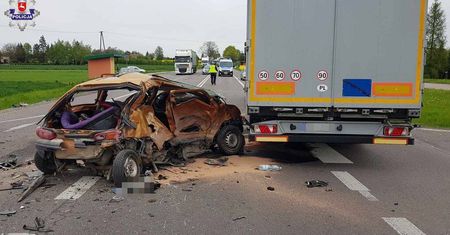 Wypadek w Niedrzwicy Dużej. Śmigłowiec zabrał rannego kierowcę seicento do szpitala