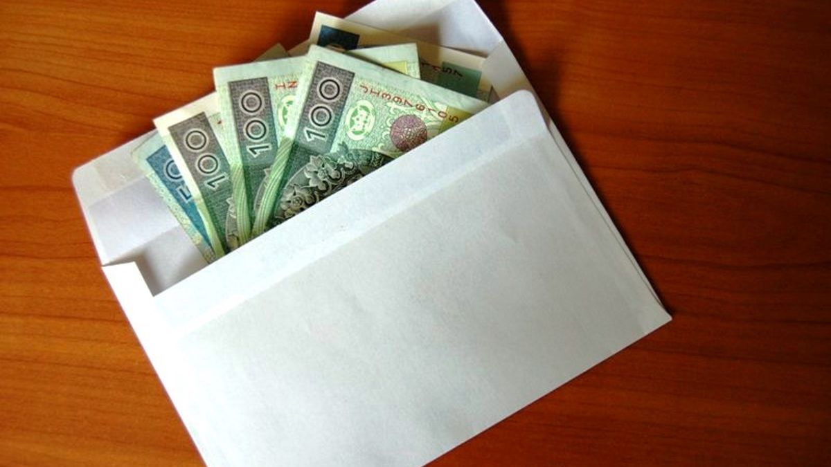 Tarnogórscy policjanci poszukują właściciela pieniędzy, które zostały znalezione w jednym ze sklepów znajdujących się przy ulicy Nakielskiej w Tarnowskich Górach. 