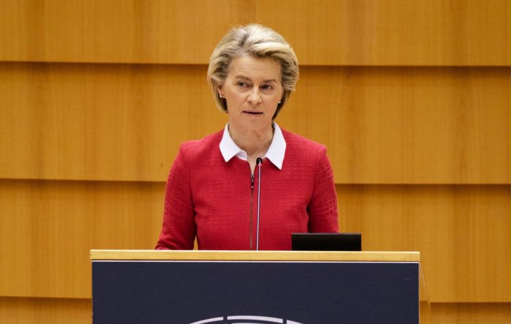 "Poczułam się zraniona i osamotniona". Ursula Von der Leyen komentuje "sofagate"