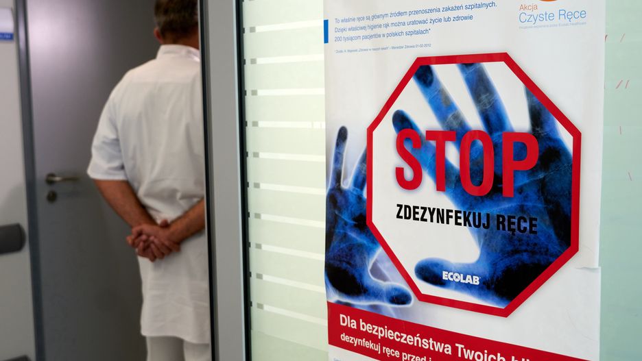 Koronawirus w Polsce. Kobieta zmarła, dopiero po dwóch miesiącach okazało się, że była zakażona