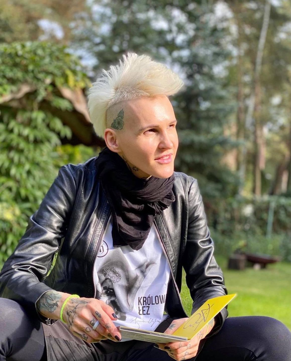 Agnieszka Chylińska eksponuje długie nogi