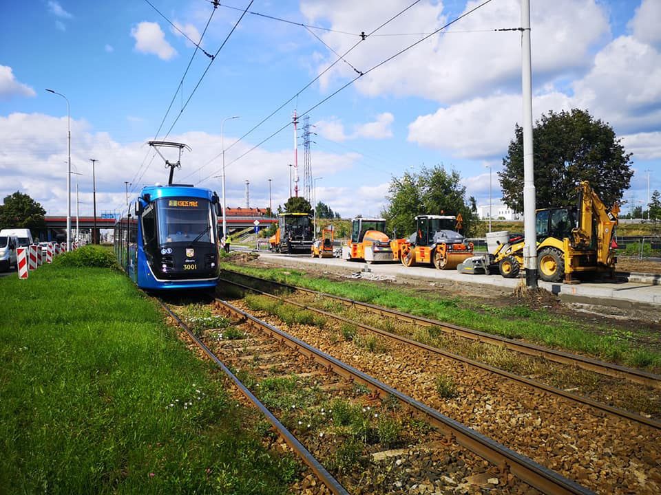 Wrocław. Samochód na torowisku. Problemy z tramwajami na Legnickiej