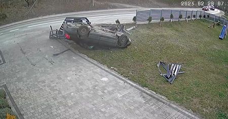 Groźne dachowanie auta. Wszystko nagrała kamera monitoringu. Mamy wideo z dźwiękiem