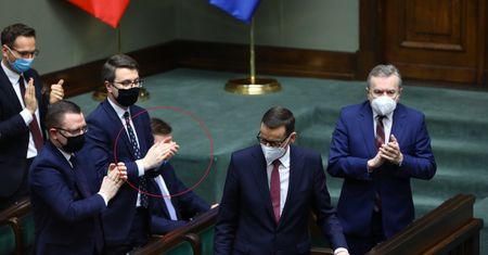 Fundusz odbudowy w Sejmie. Wszyscy wstają, Zbigniew Ziobro siedzi. Radosław Fogiel reaguje na nagranie