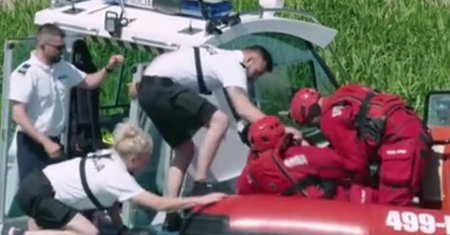 Szkwał strącił ich do wody. Pokazali ćwiczenia służb
