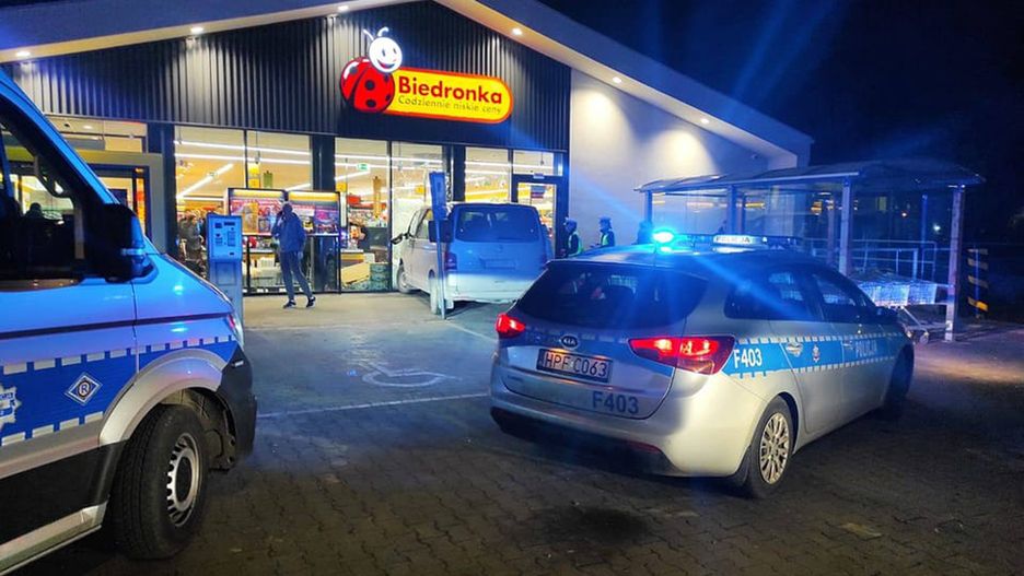 Auto wjechało w sklep