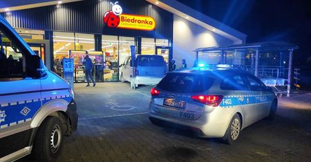 Wjechał volkswagenem w witrynę sklepu. Dwie osoby zostały ranne