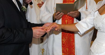 Polacy powiedzieli co myślą o ślubie kościelnym. "Galaretowata rzeczywistość"