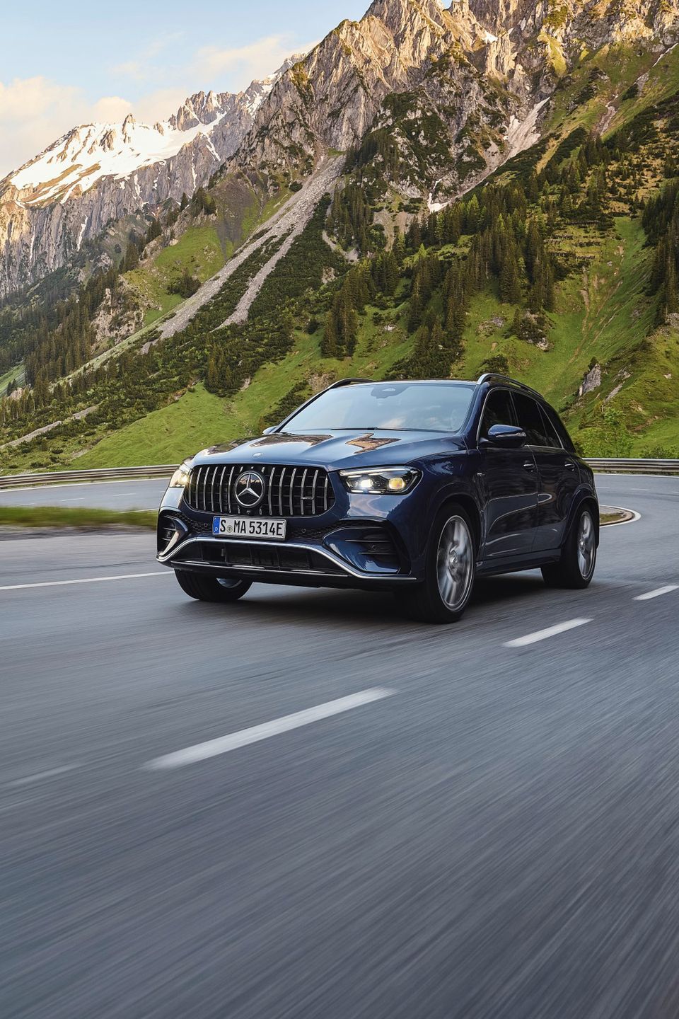 Test Drive Mercedes-AMG E 53 HYBRID & Mercedes-AMG GLE 53 HYBRID
Mercedes-Benz AG, Communications & Marketing, photo by Deniz Calagan on behalf of Mercedes-Benz AG
Mercedes-AMG; Performance and efficiency in a new combination: the Mercedes-AMG E 53 HYBRID 4MATIC+; MediaSite; Saloon; Press Releases sorted by years; 06 - 2024; PKW Mercedes AMG - AKTUELL; Mercedes-AMG Limousine - T-Modell - Coupé (2 Türen) - Cabriolet; Press Archives; Pre-Media; Hybrid; Pressemitteilungen;  Mercedes-Maybach ; W213 - Mercedes-AMG E 53 HYBRID 4MATIC+ - 2023; W213 - Mercedes-AMG E 53 HYBRID 4MATIC+ Limousine - 2023; E-Class; 2024;  Mercedes-AMG ;  smart ; Mercedes-Benz Pkw