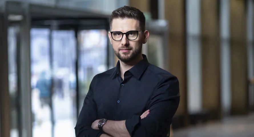 Cyfrowy Polsat przyciąga klientów internetu, ogromna strata przez odpisy. Będzie nowa strategia