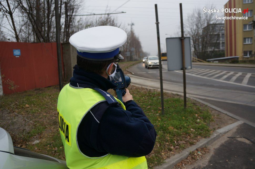 Świętochłowice. Policjanci zatrzymali dwóch kierowców, choć nie mogli prowadzić samochodów. 