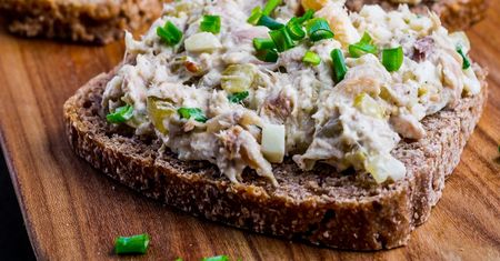 Wysokobiałkowa pasta na śniadanie. Wspiera serce i pracę mózgu
