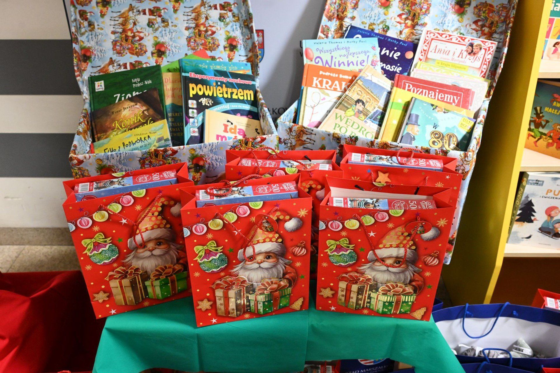 Mali pacjenci otrzymali pluszaki oraz książki.