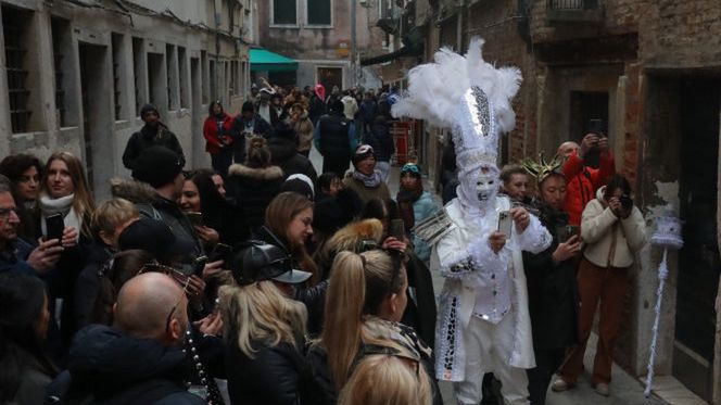 Wielu turystów chce przeżyć na własne skórze karnawał w Wenecji