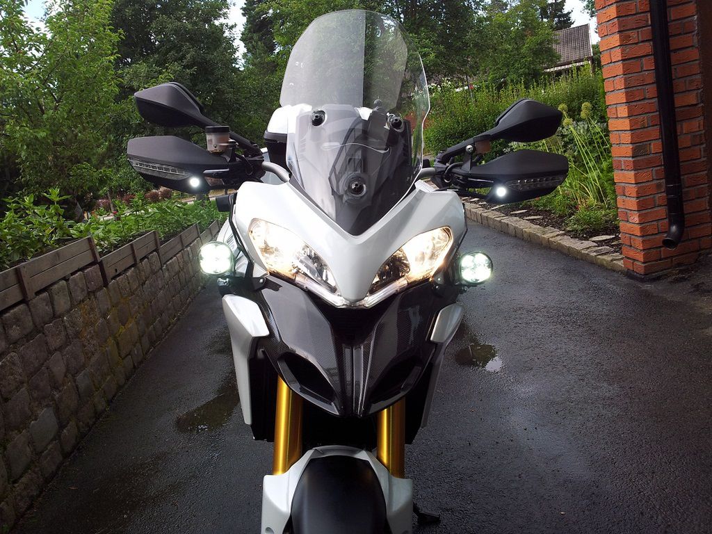 Ducati Multistrada 1200 z zamontowanymi dodatkowymi reflektorami do jazdy dziennej LED