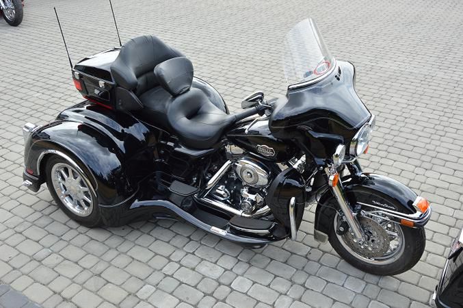 Harley-Davidson Electra Glide Ultra Classic - przeróbka na wersję trójkołową. Przy zakupie tego rodzaju motocykli z importu (np. USA) warto sprawdzić, czy został on w Polsce zakwalifikowany do kat. L5e (Fot. WMW Moto Center).