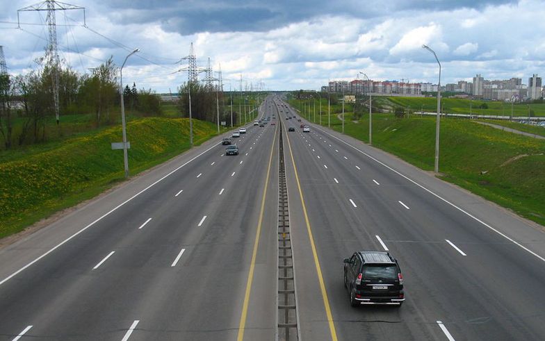 Gospodarka Białorusi. Mińsk zarobił prawie 6 mln dolarów na skonfiskowanych autach