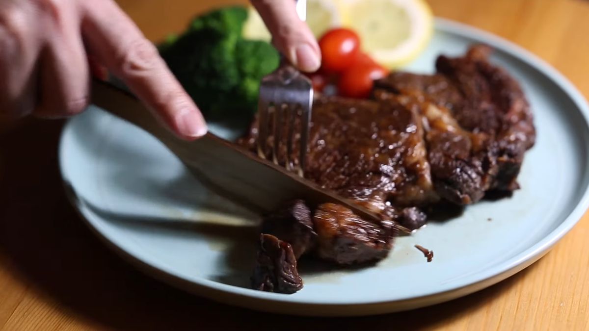 Drewno ostrzejsze od stali. Ten nóż wchodzi w stek jak w masło 1