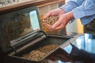 Nie ma pelletu, są zapisy. Polacy pożyczają worki, by ogrzać domy