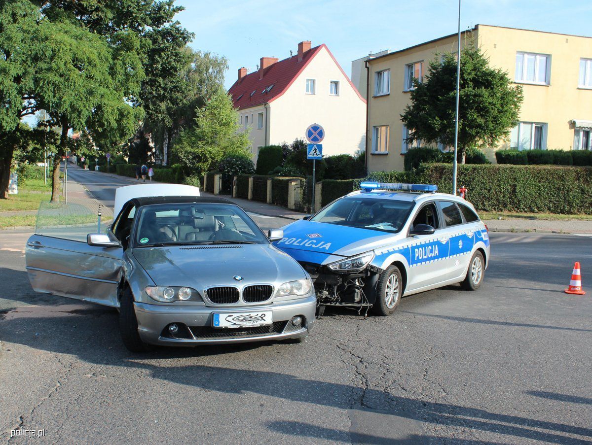 Pościg jak w filmie. Kierowca BMW staranował radiowóz