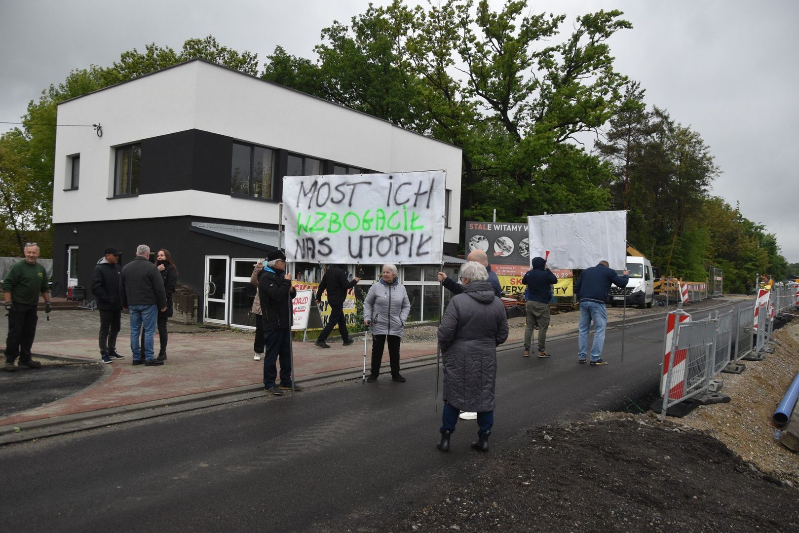 Protest trwał dwie godziny. Mieszkańcy i przedsiębiorcy blokowali przejazd ulica Tuchowską, która jest w trakcie dużej przebudowy