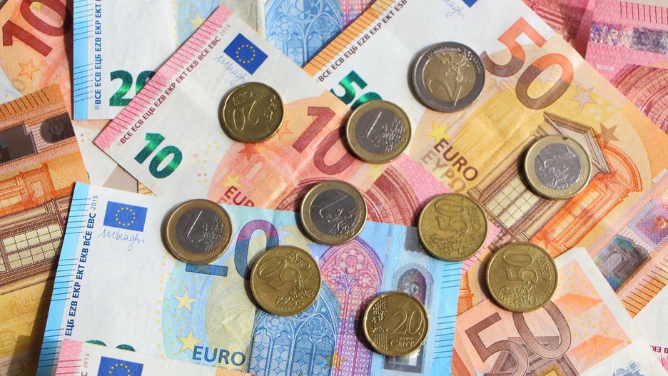 Euro jest prawnym środkiem płatniczym w 19 państwach tworzących w Unii Europejskiej strefę euro.