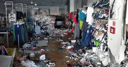 Mazowieckie. Kobieta wjechała autem do galerii handlowej