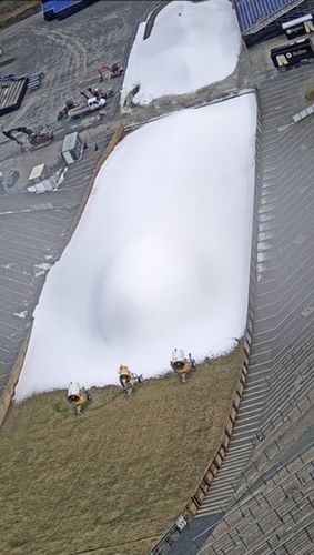 Śnieg na zeskoku skoczni w Willingen. Fot. weltcup-willingen.de